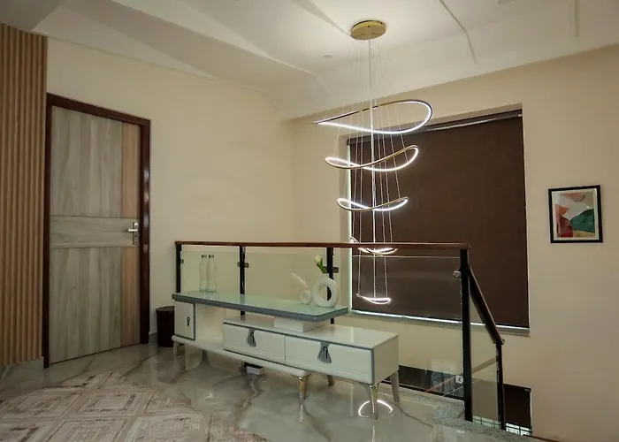 Apartment Griha Units M's - Entire Two Story Duplex *